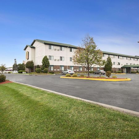 Super 8 By Wyndham Milwaukee Airport Hotel Bagian luar foto