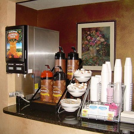 Super 8 By Wyndham Milwaukee Airport Hotel Bagian luar foto