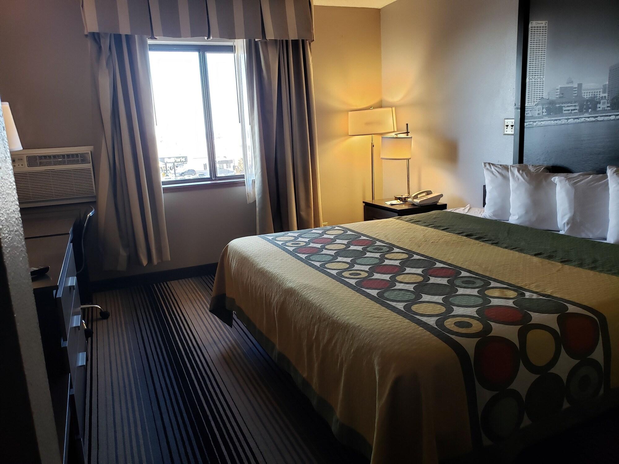 Super 8 By Wyndham Milwaukee Airport Hotel Bagian luar foto