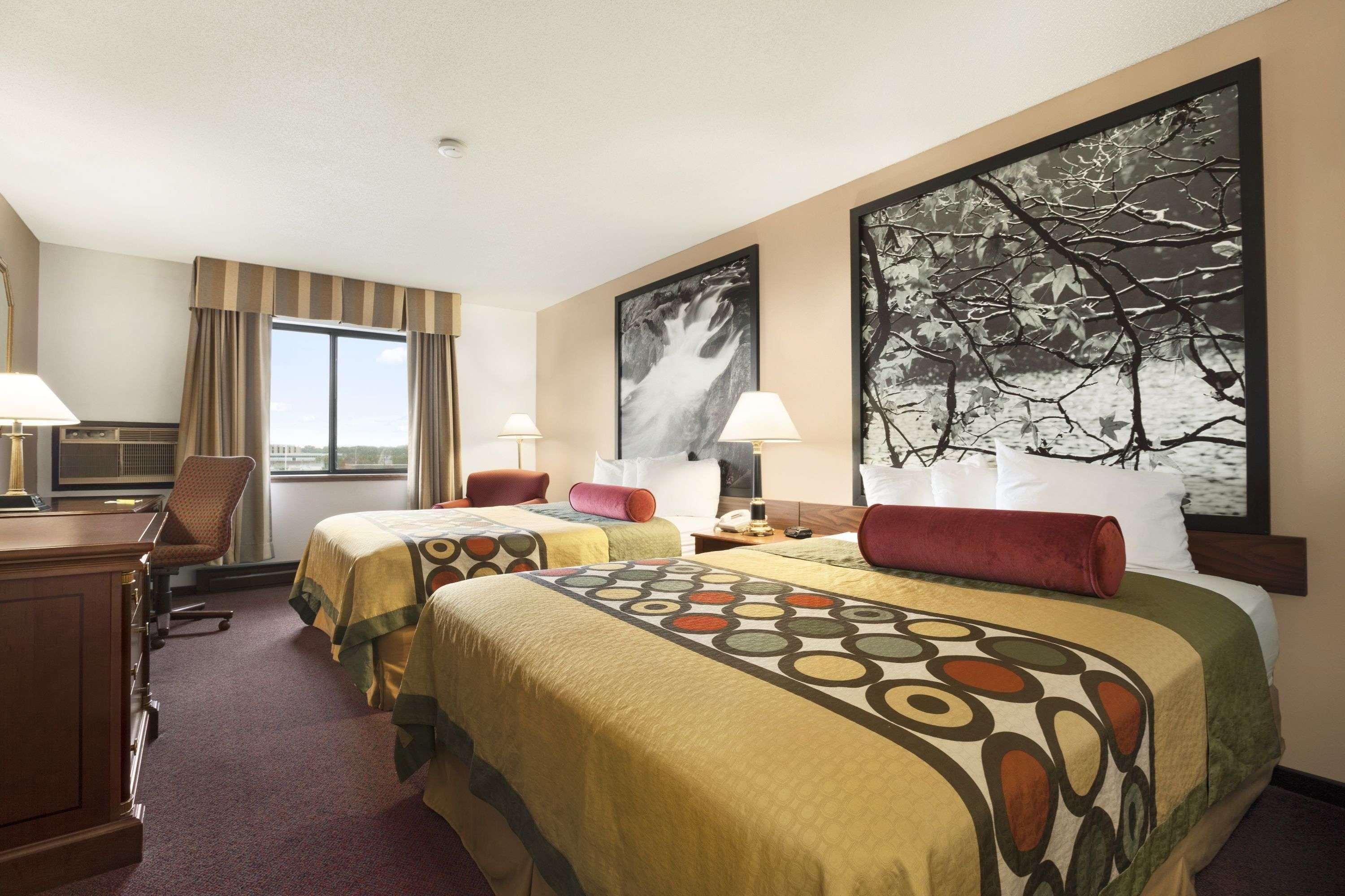 Super 8 By Wyndham Milwaukee Airport Hotel Bagian luar foto