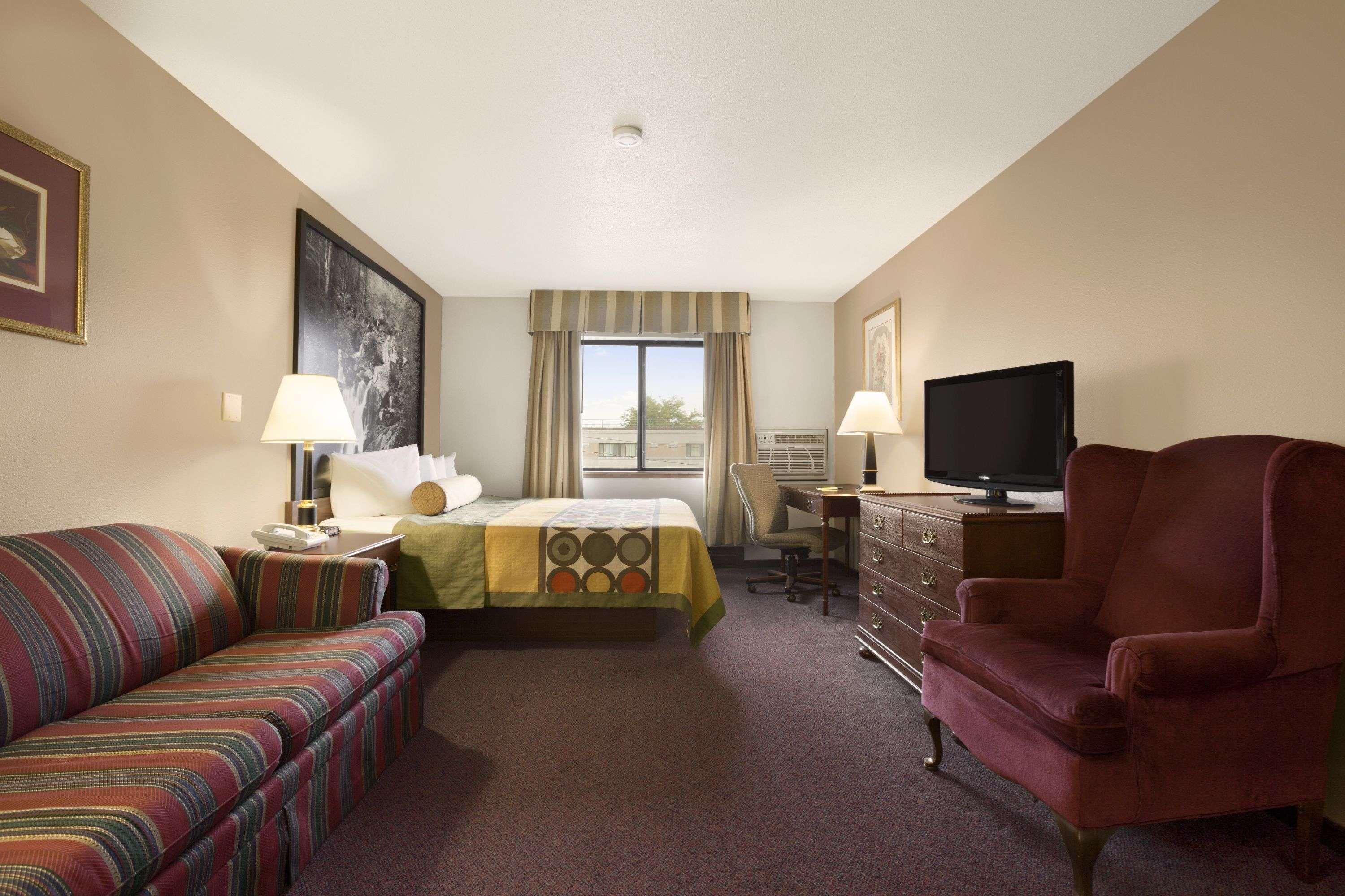 Super 8 By Wyndham Milwaukee Airport Hotel Bagian luar foto