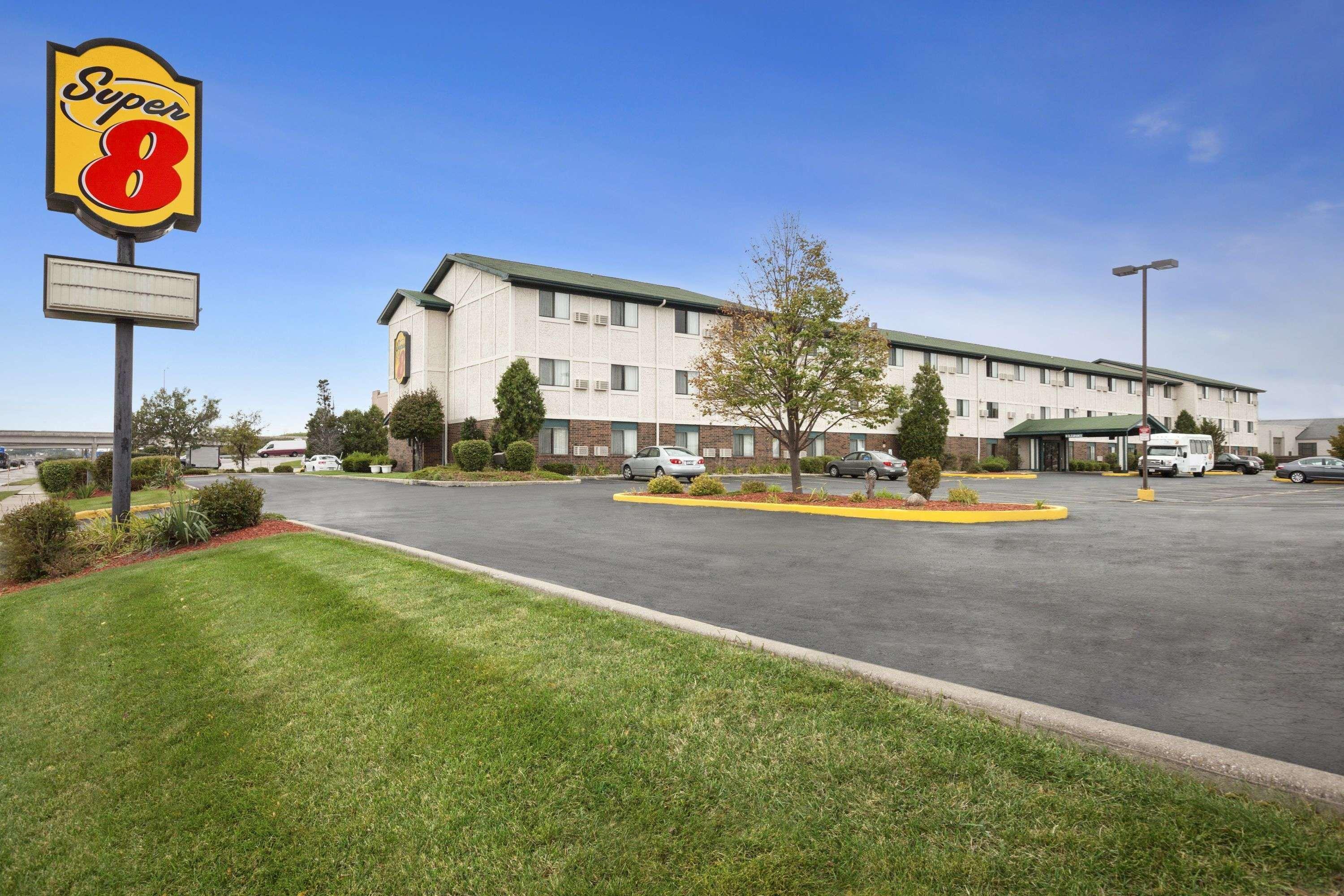Super 8 By Wyndham Milwaukee Airport Hotel Bagian luar foto