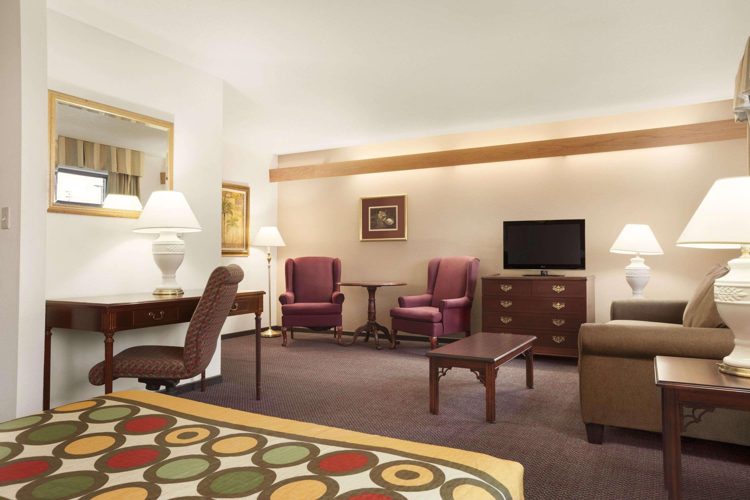 Super 8 By Wyndham Milwaukee Airport Hotel Bagian luar foto