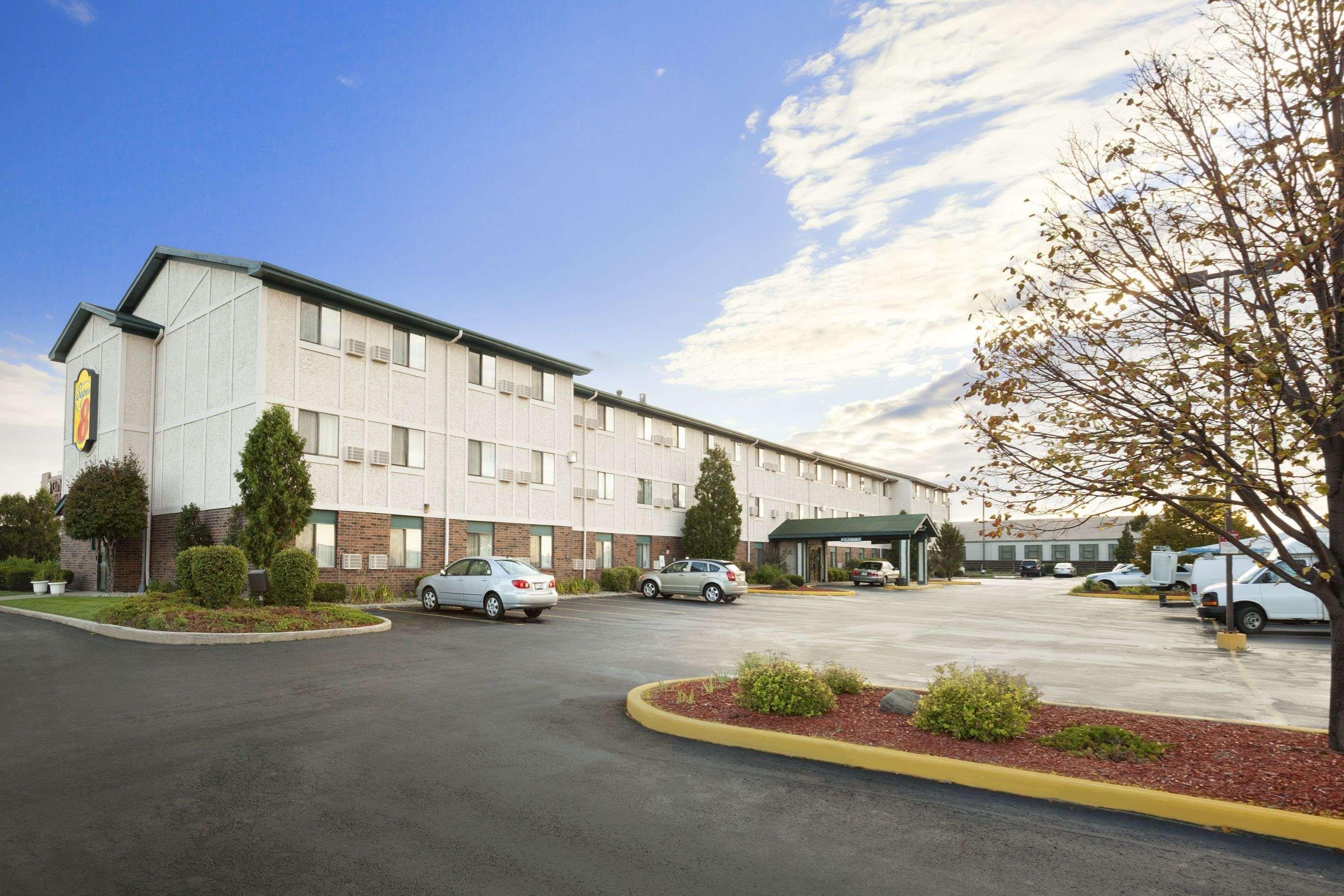 Super 8 By Wyndham Milwaukee Airport Hotel Bagian luar foto