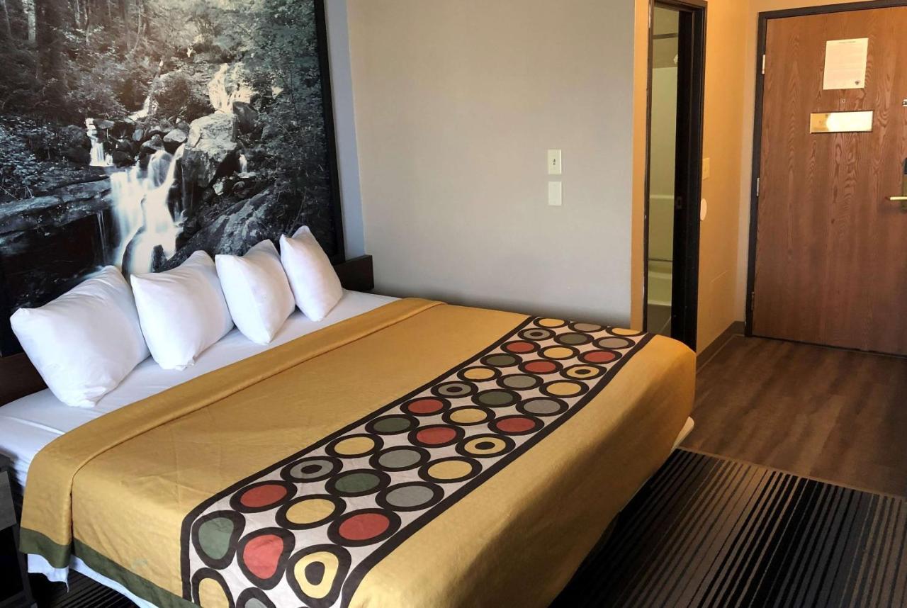 Super 8 By Wyndham Milwaukee Airport Hotel Bagian luar foto