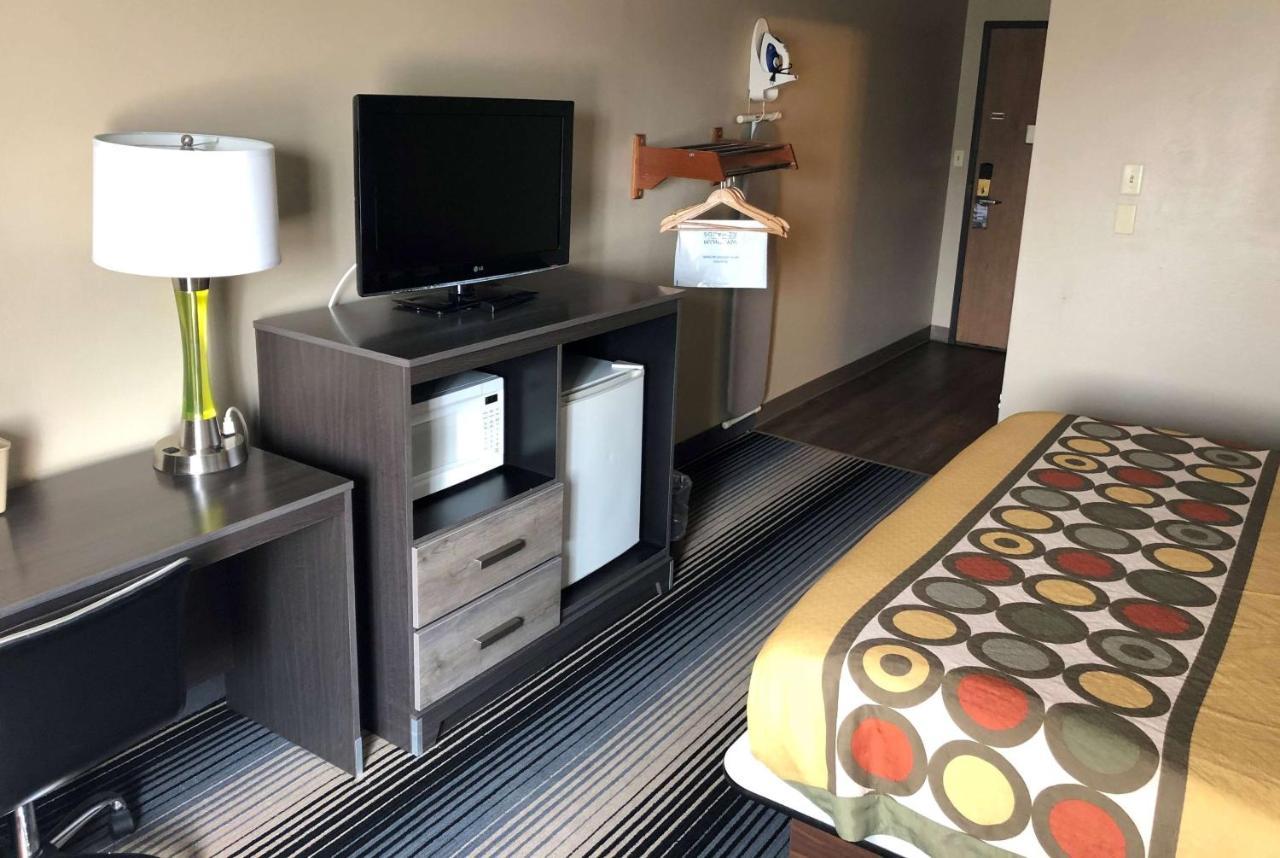 Super 8 By Wyndham Milwaukee Airport Hotel Bagian luar foto