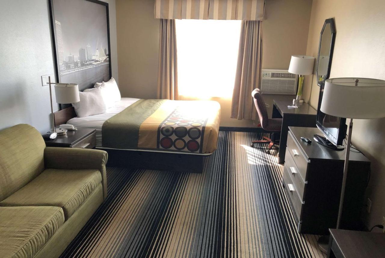 Super 8 By Wyndham Milwaukee Airport Hotel Bagian luar foto