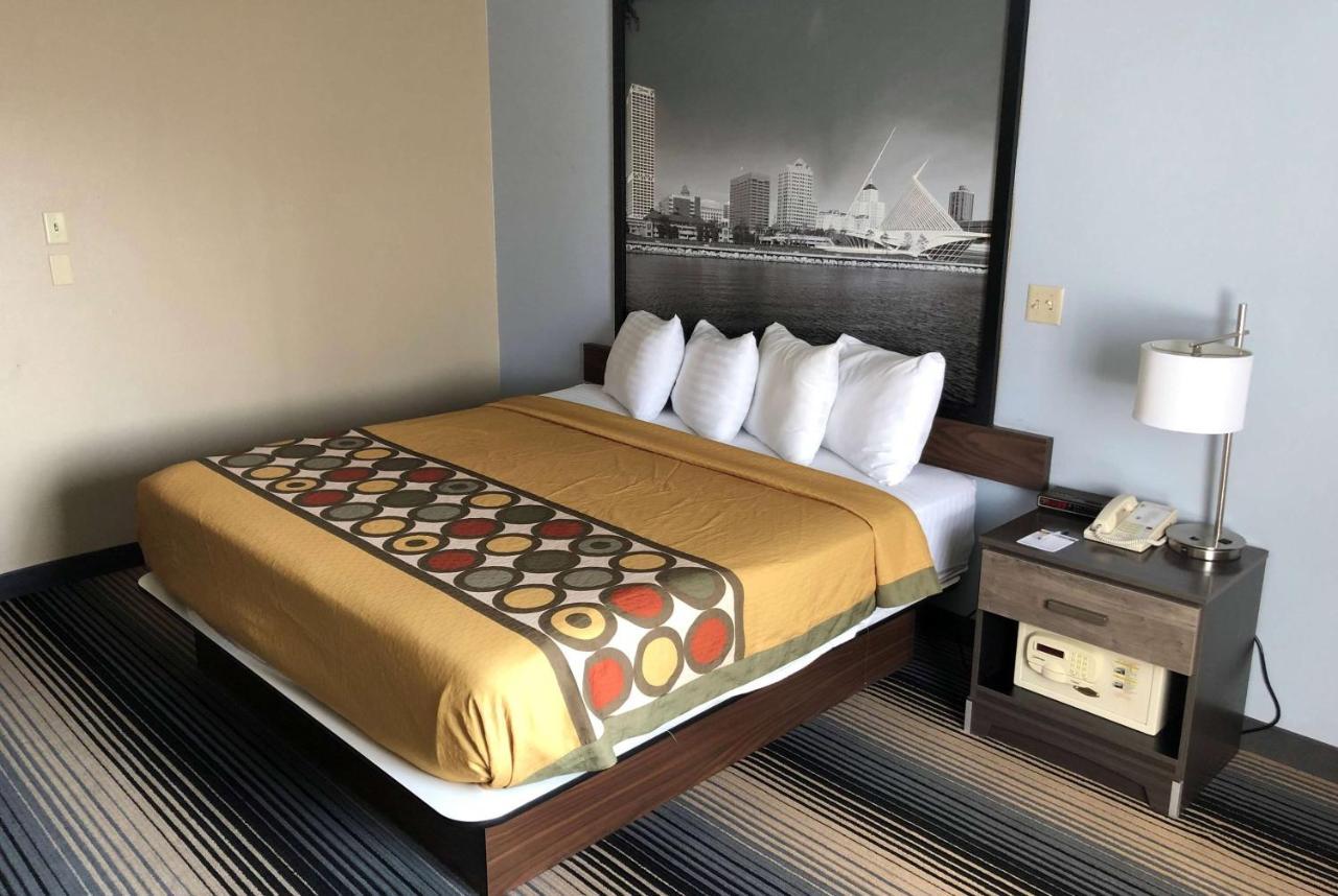 Super 8 By Wyndham Milwaukee Airport Hotel Bagian luar foto