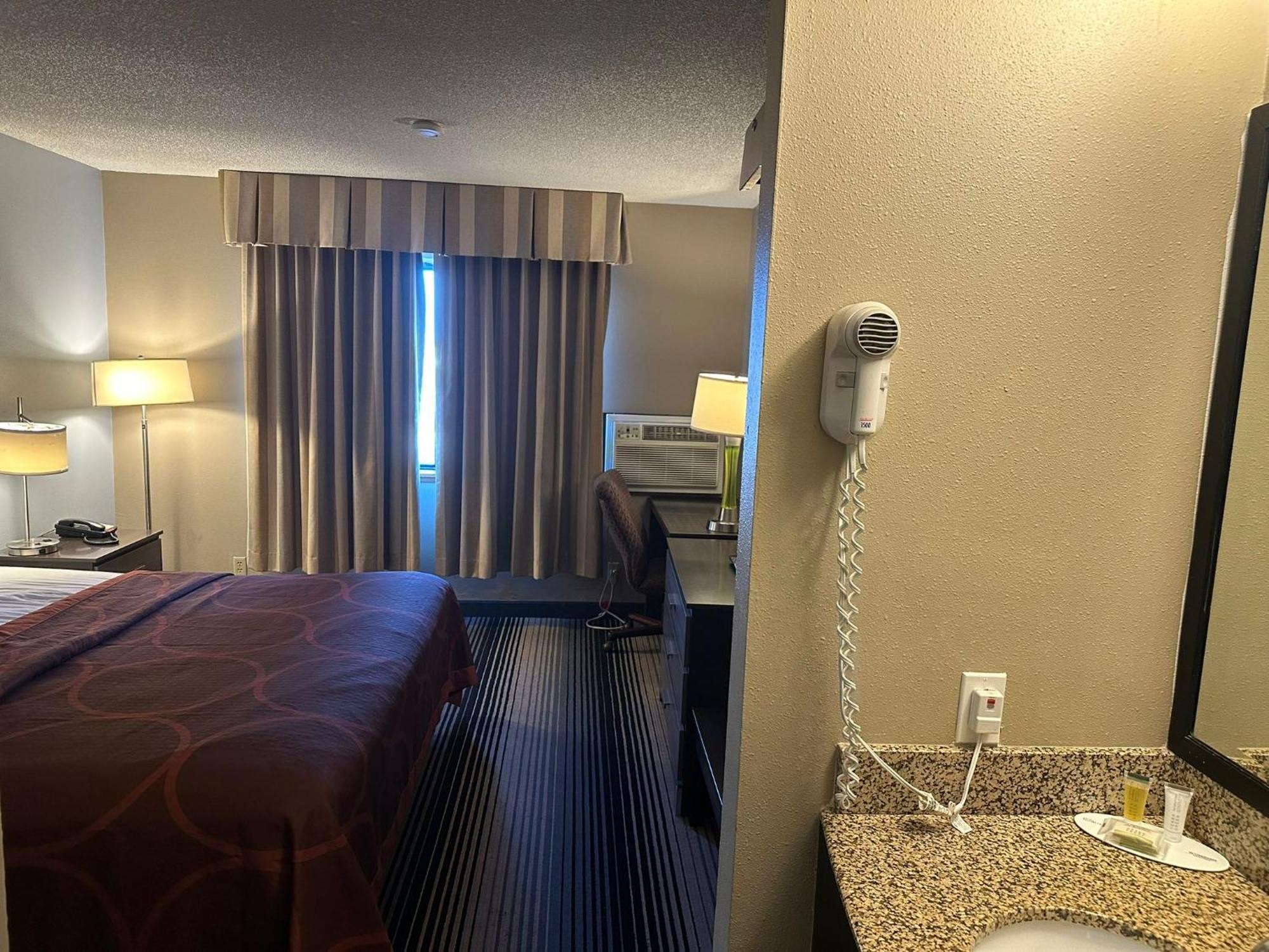 Super 8 By Wyndham Milwaukee Airport Hotel Bagian luar foto