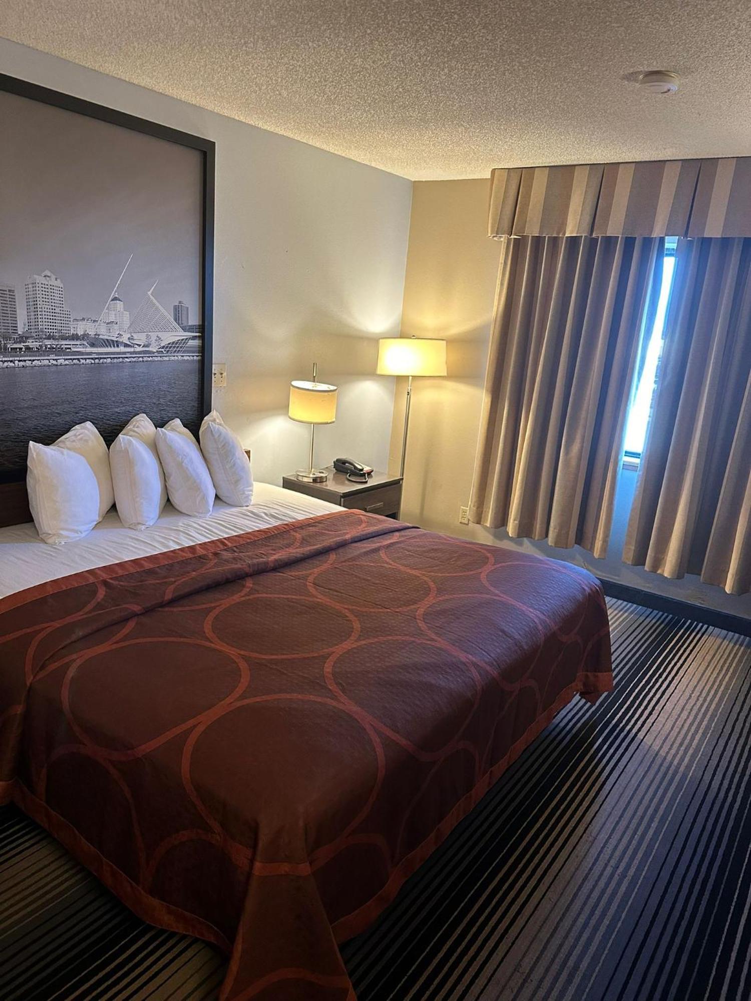 Super 8 By Wyndham Milwaukee Airport Hotel Bagian luar foto