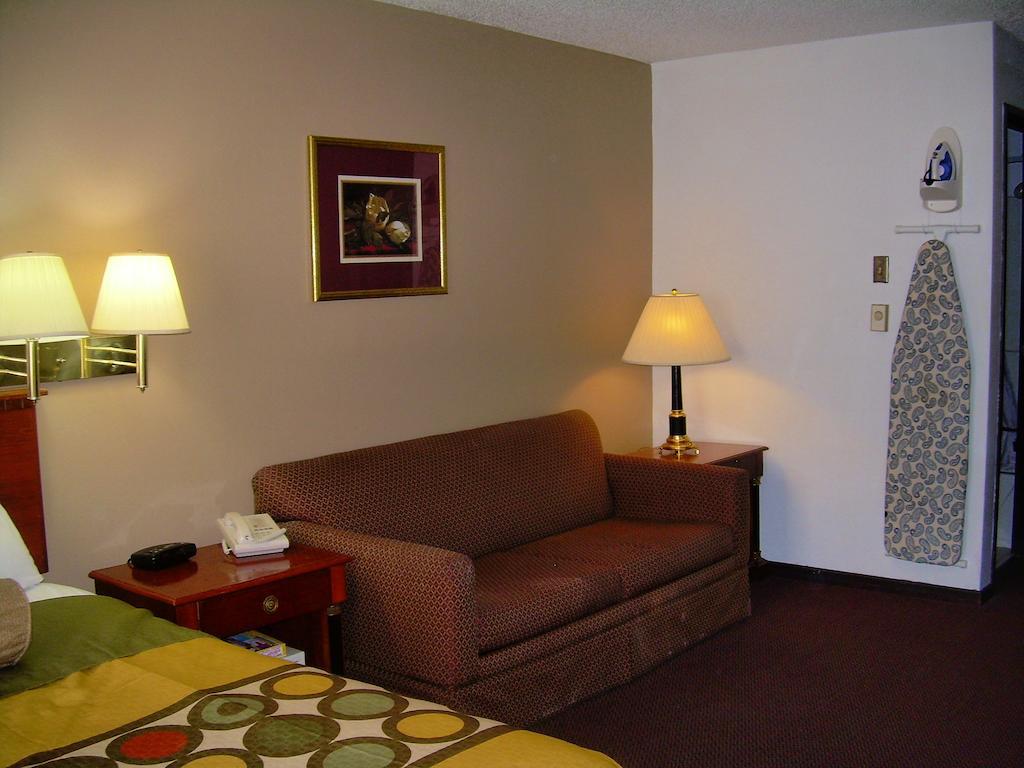Super 8 By Wyndham Milwaukee Airport Hotel Bagian luar foto