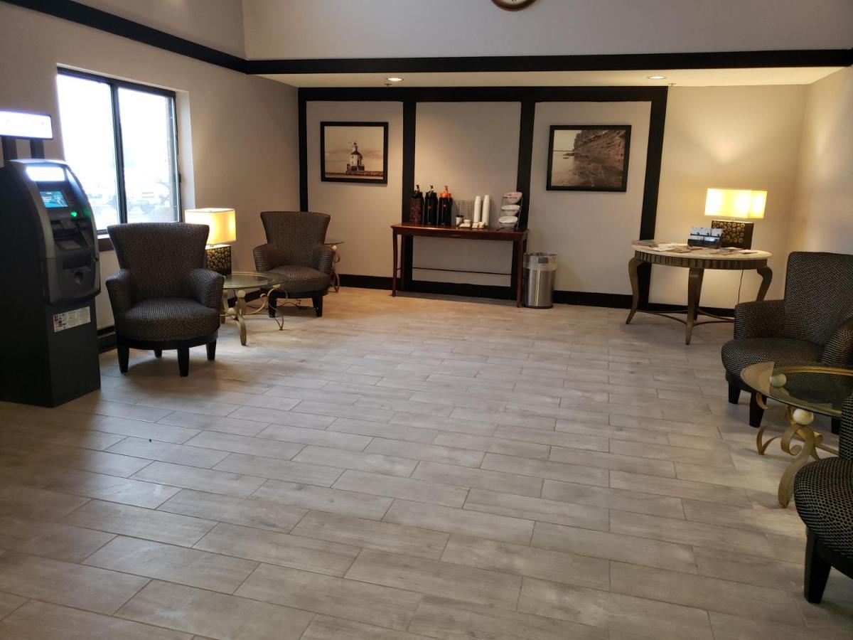 Super 8 By Wyndham Milwaukee Airport Hotel Bagian luar foto