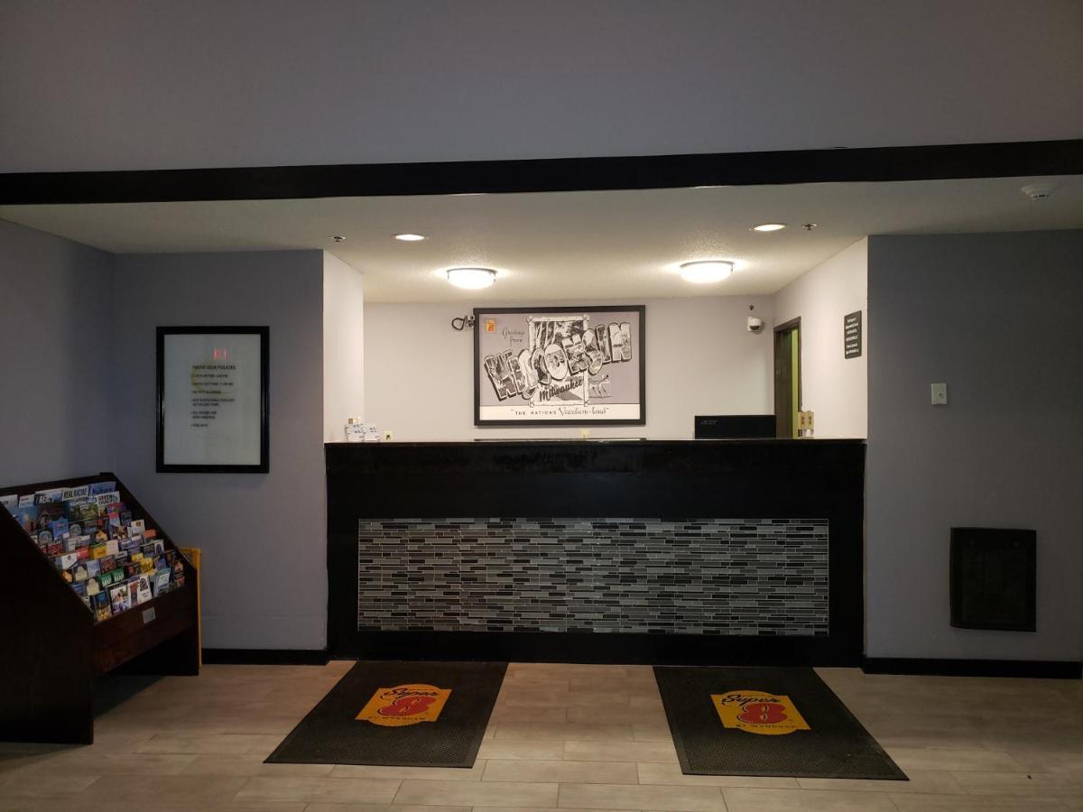 Super 8 By Wyndham Milwaukee Airport Hotel Bagian luar foto
