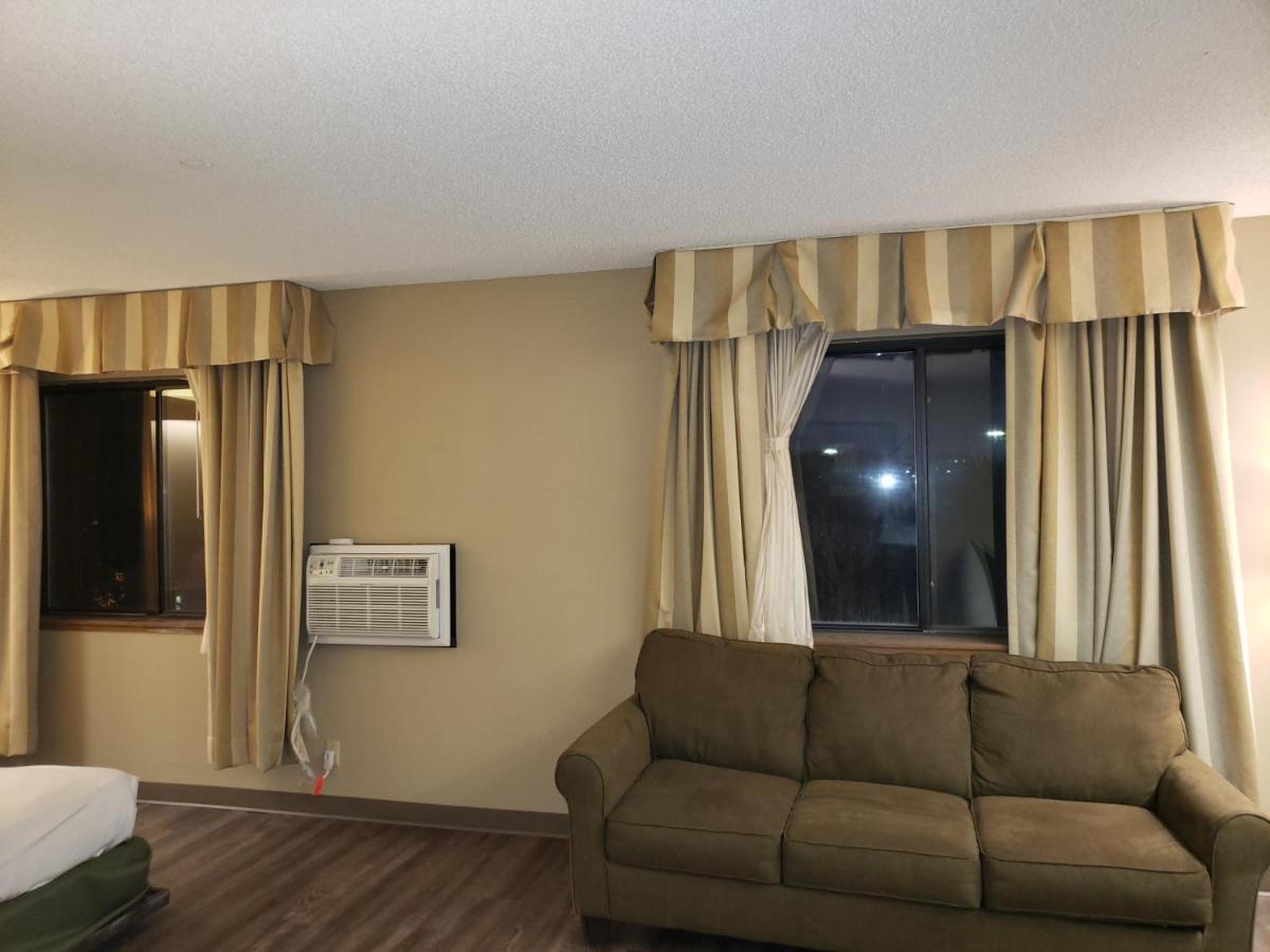 Super 8 By Wyndham Milwaukee Airport Hotel Bagian luar foto