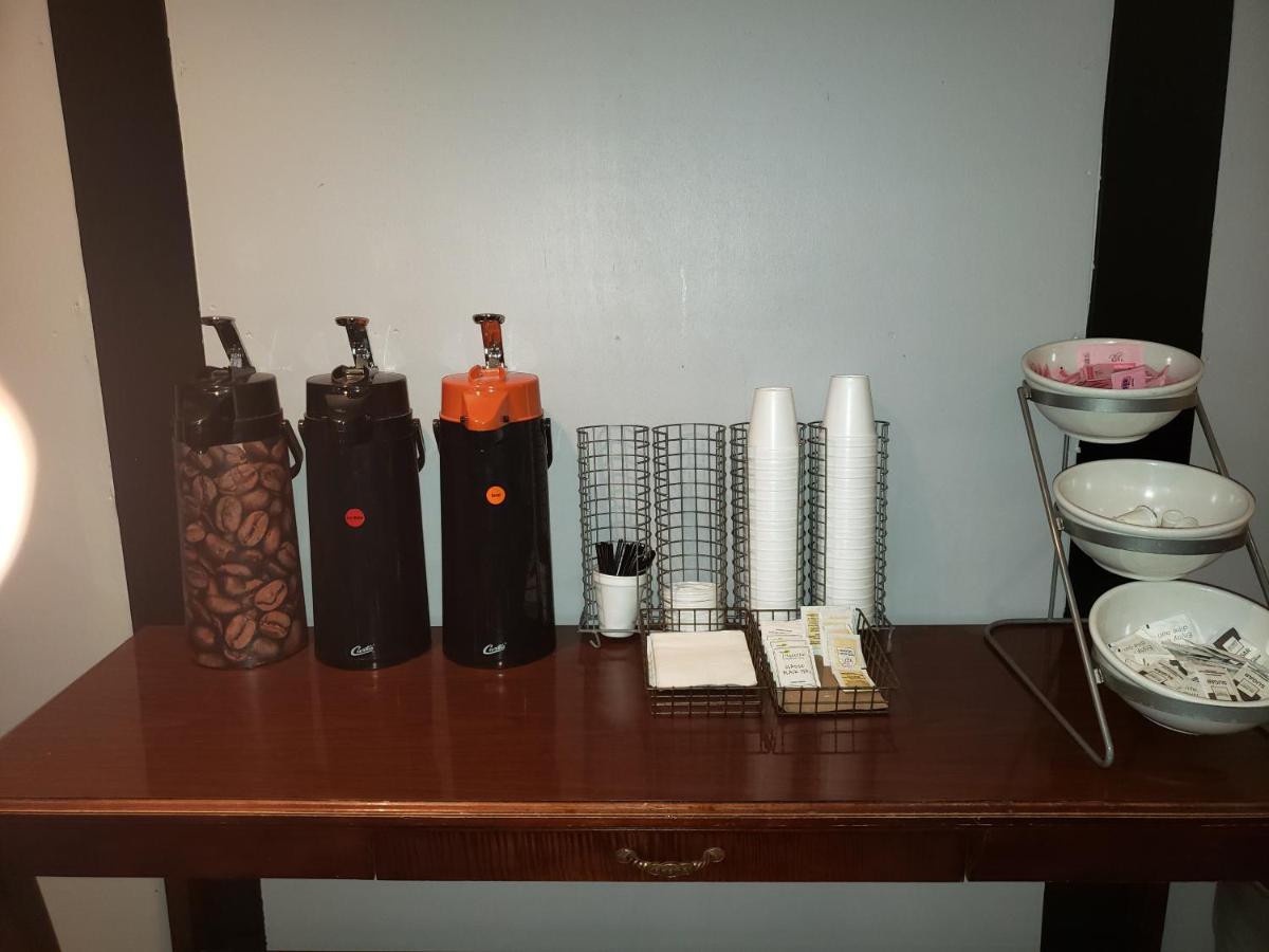 Super 8 By Wyndham Milwaukee Airport Hotel Bagian luar foto